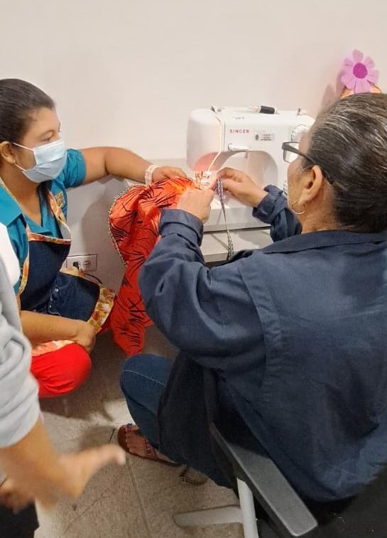Estudiantes de Parálisis Cerebral participan en taller de costura