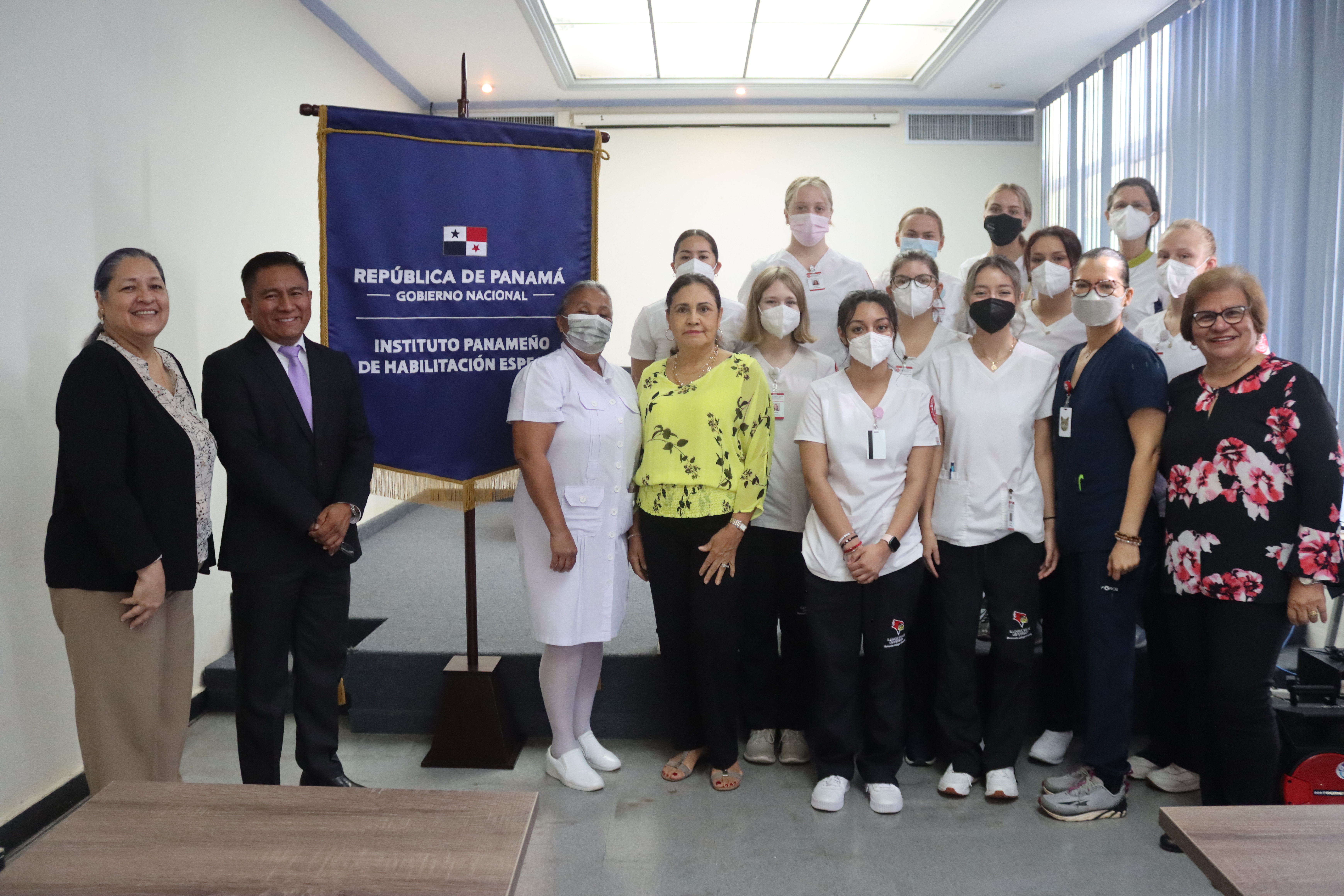 Estudiantes de Enfermería del Estado de Illinois realizan visitan al IPHE