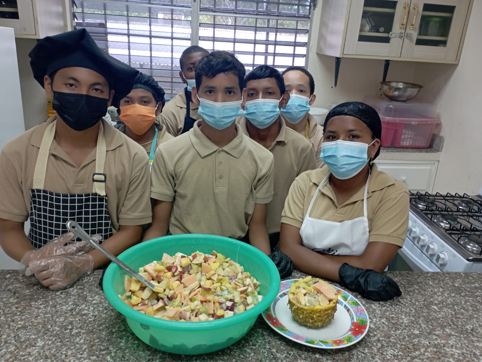 Estudiantes aprenden sobre importancia del consumo de frutas