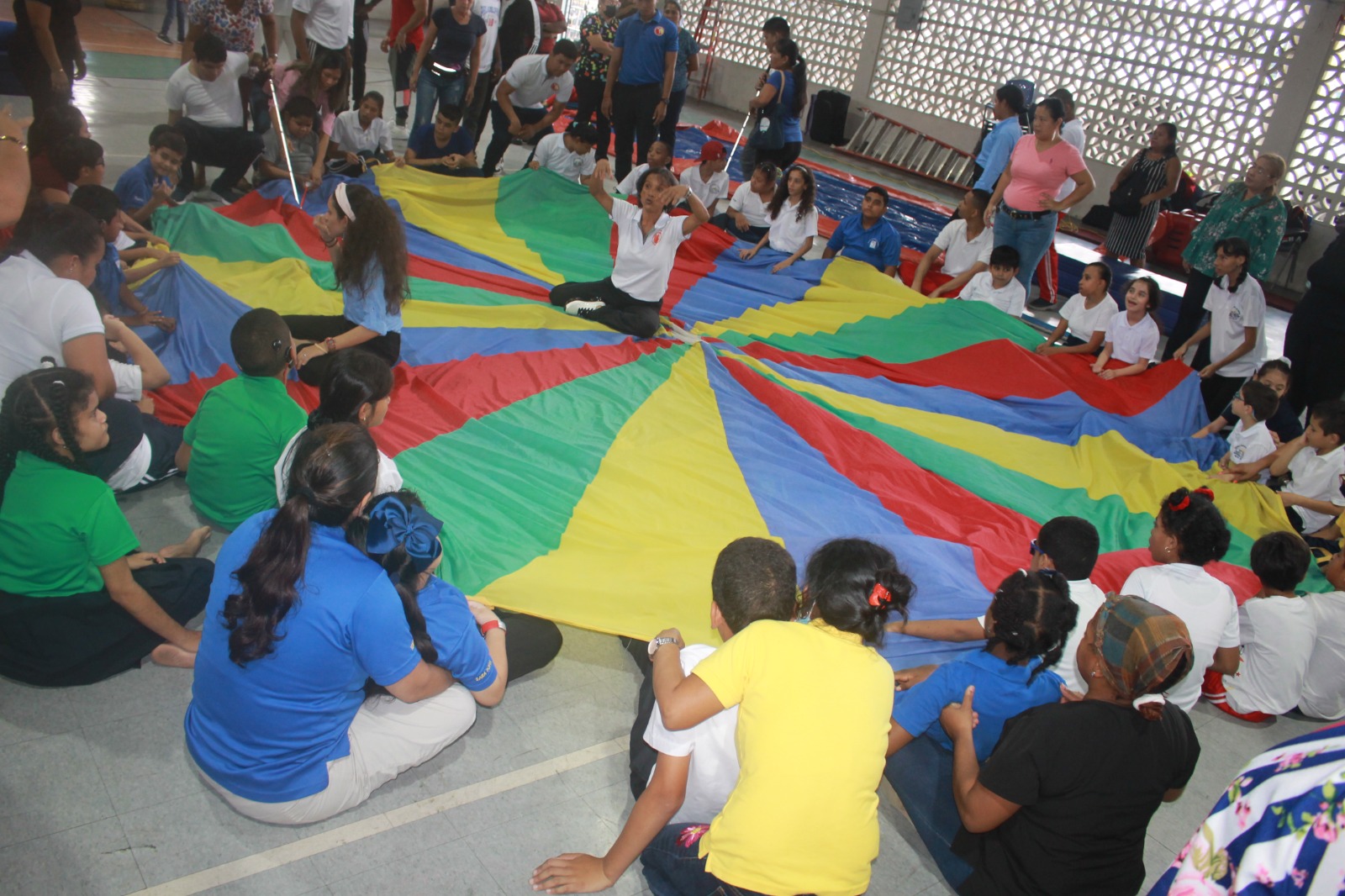 Estudiantes participan en actividad lúdica de la Universidad de Panamá