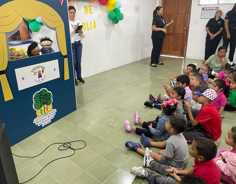 Promueven Mes de la Biblia con función de títeres para estudiantes de Escuela de Ciegos