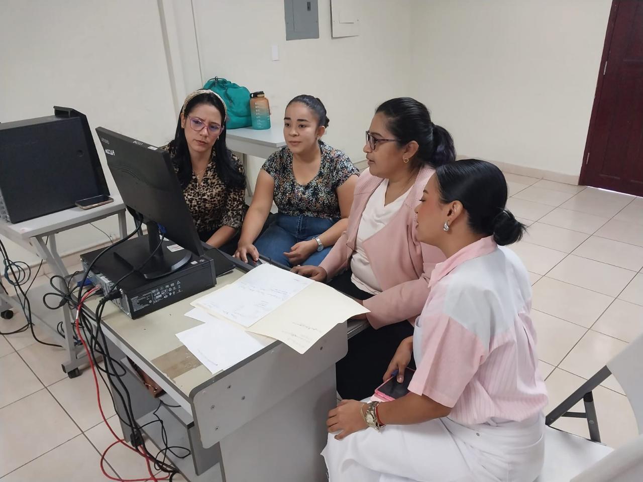 Docentes se adiestran en el uso de los Formularios con Google Forms