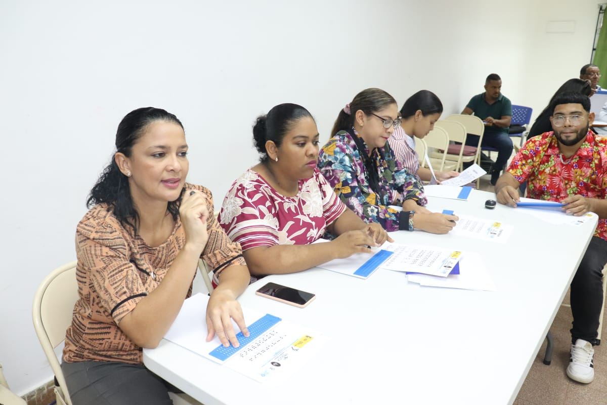 Comunidad educativa de Herrera aprende sobre herramientas adaptadas