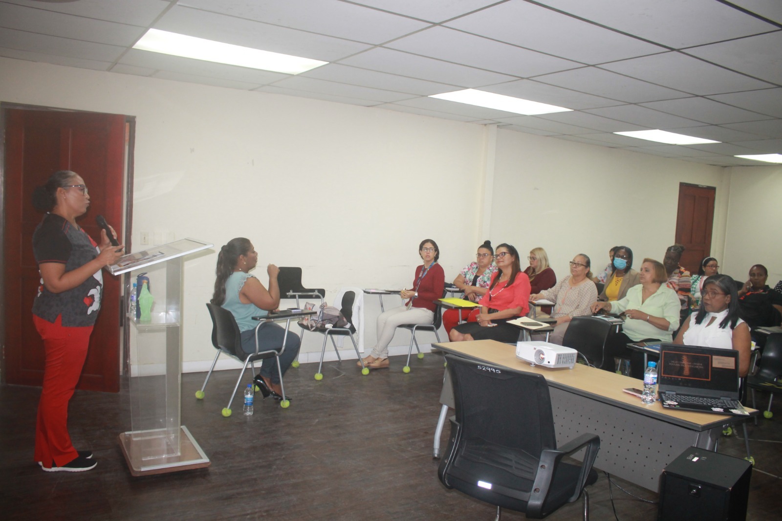 Capacitan a secretarias del IPHE sobre valores e higiene postural