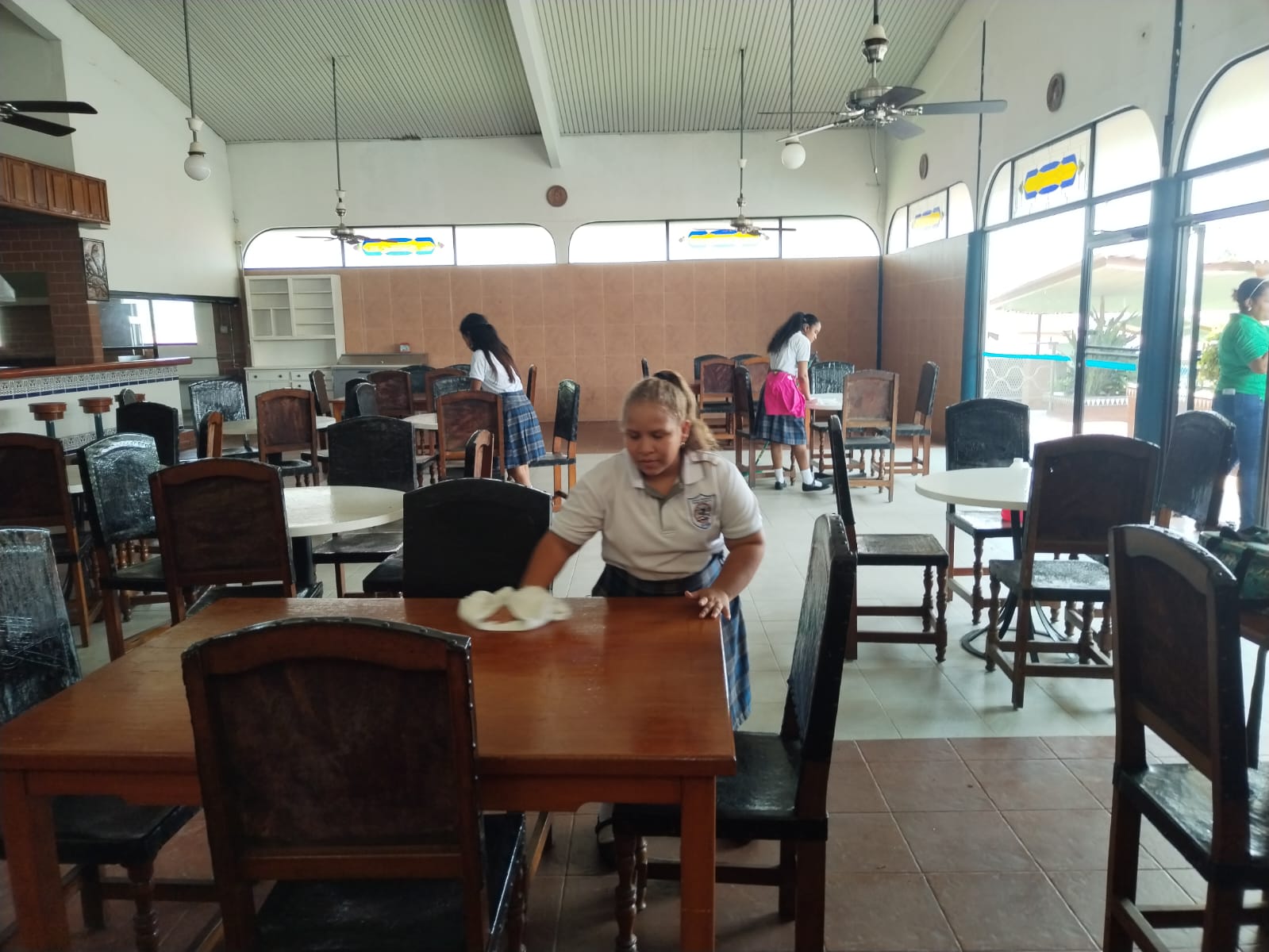 Estudiantes aprenden matemáticas mientras realizan oficios diarios del hogar