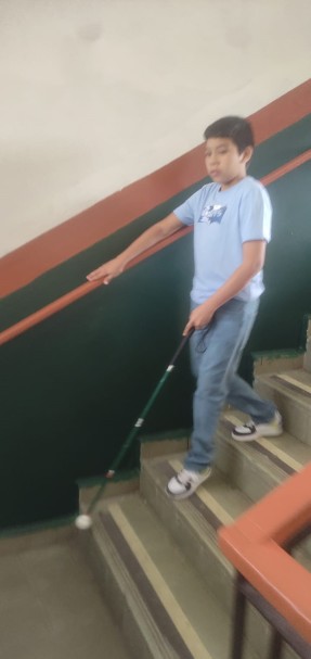El bastón verde, aliado indispensable para personas con baja visión