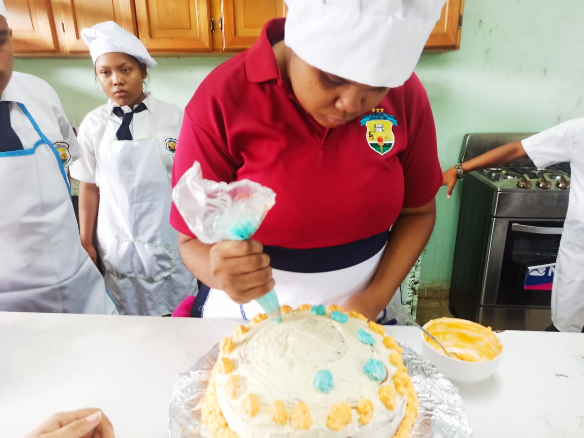Estudiantes de Bocas del Toro aprenden a decorar pasteles