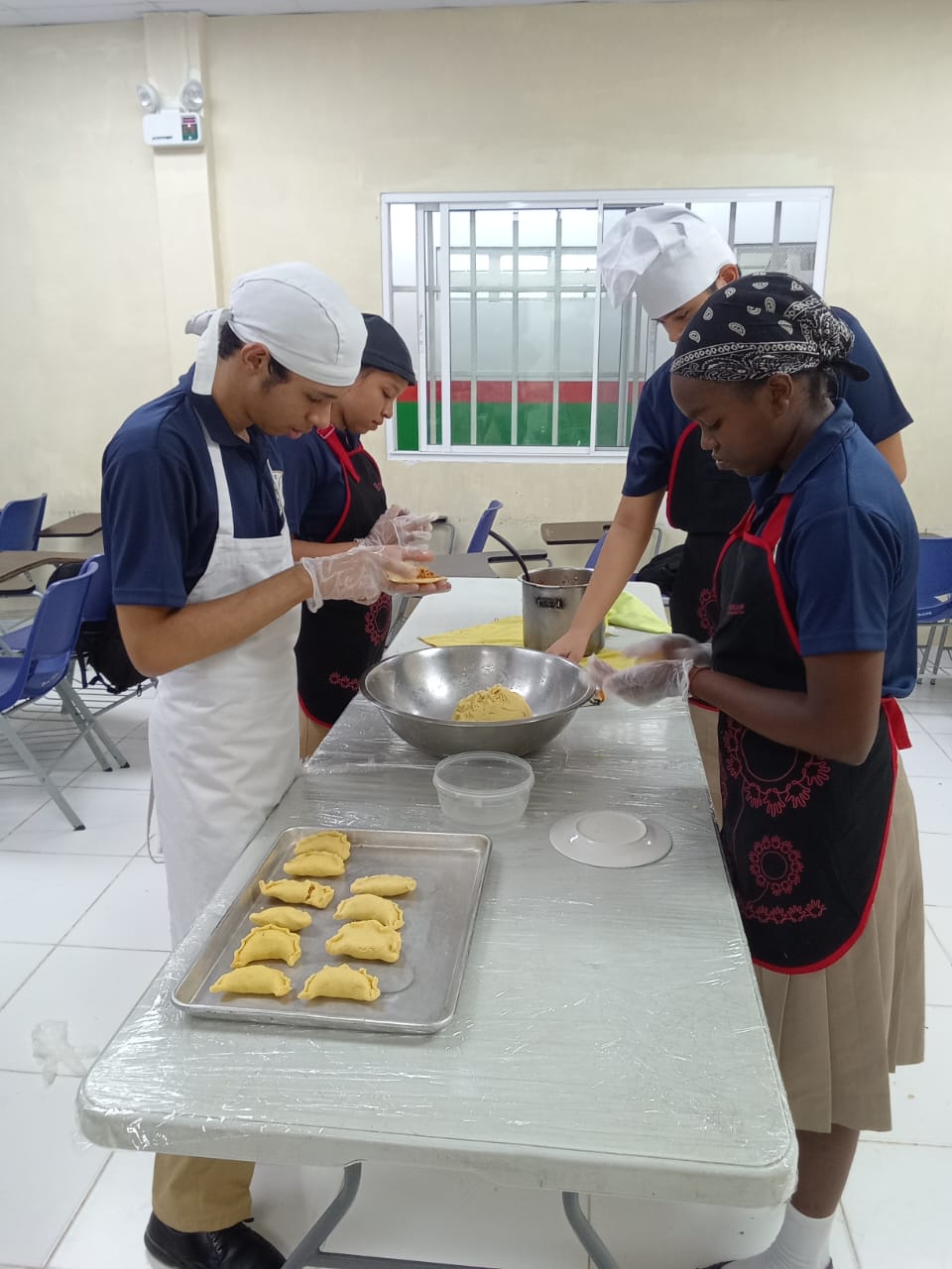 Estudiantes de CTI en Chepo aprenden a hacer empandas