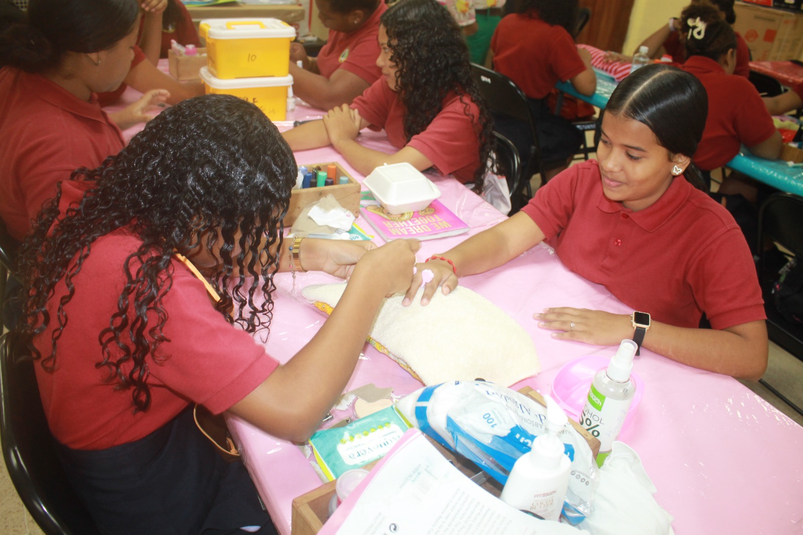 Estudiantes Fortalecen sus conocimientos en Proyectos de Belleza
