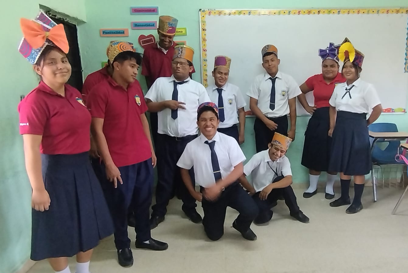 Confeccionan gorros y coronas alusivos a la Etnia Negra