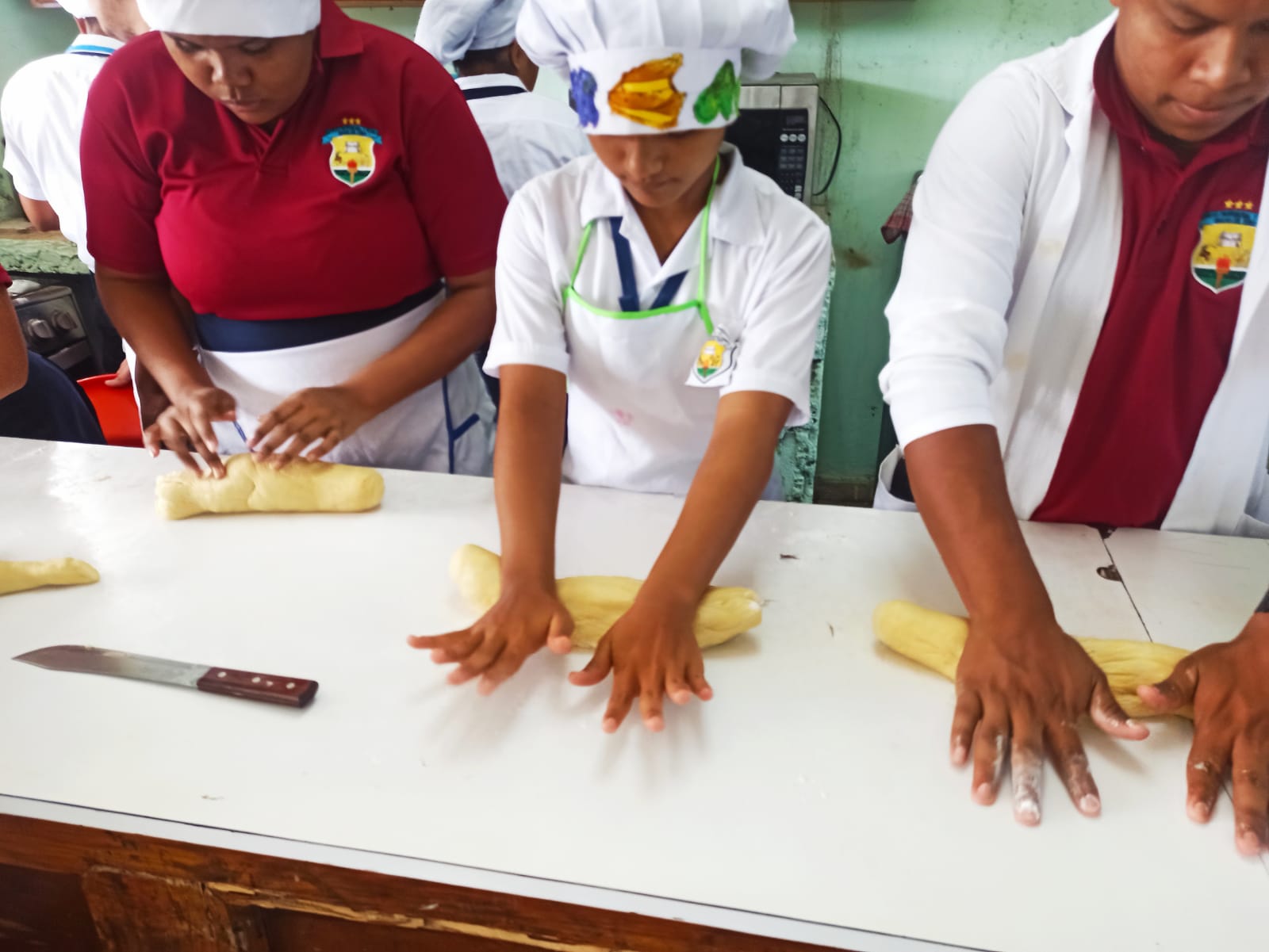 Estudiantes aprenden a hacer pan en Bocas del Toro