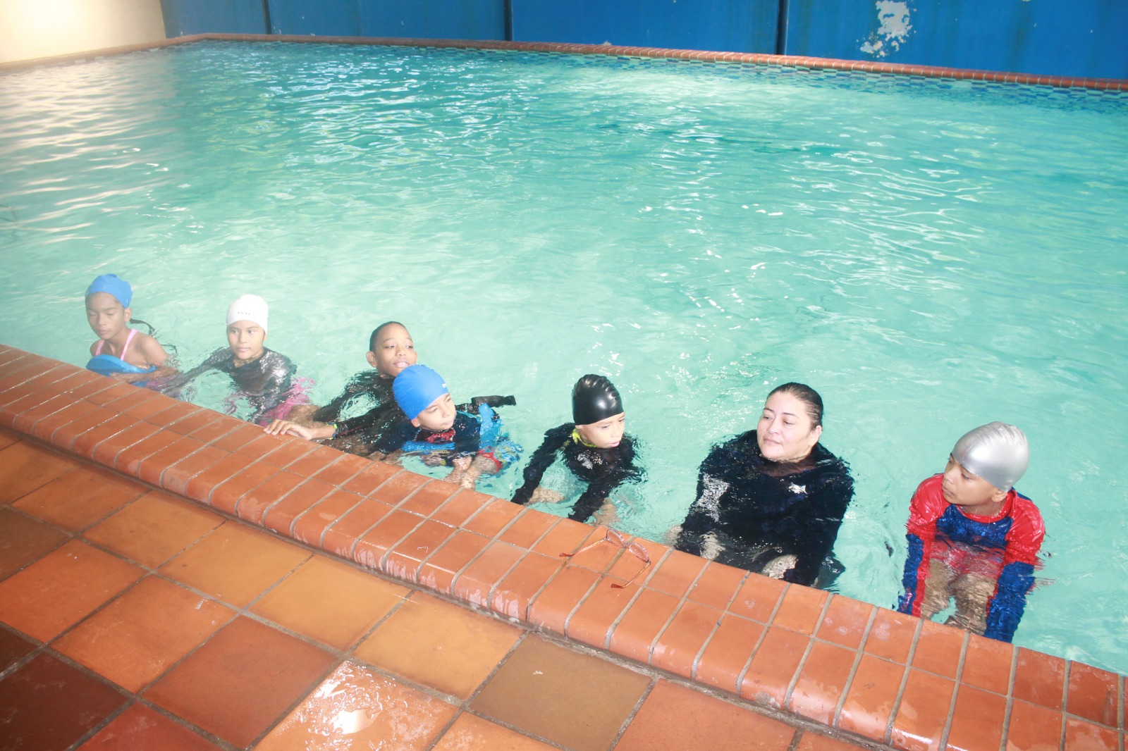 Estudiantes de ENSOR aprenden lecciones de natación
