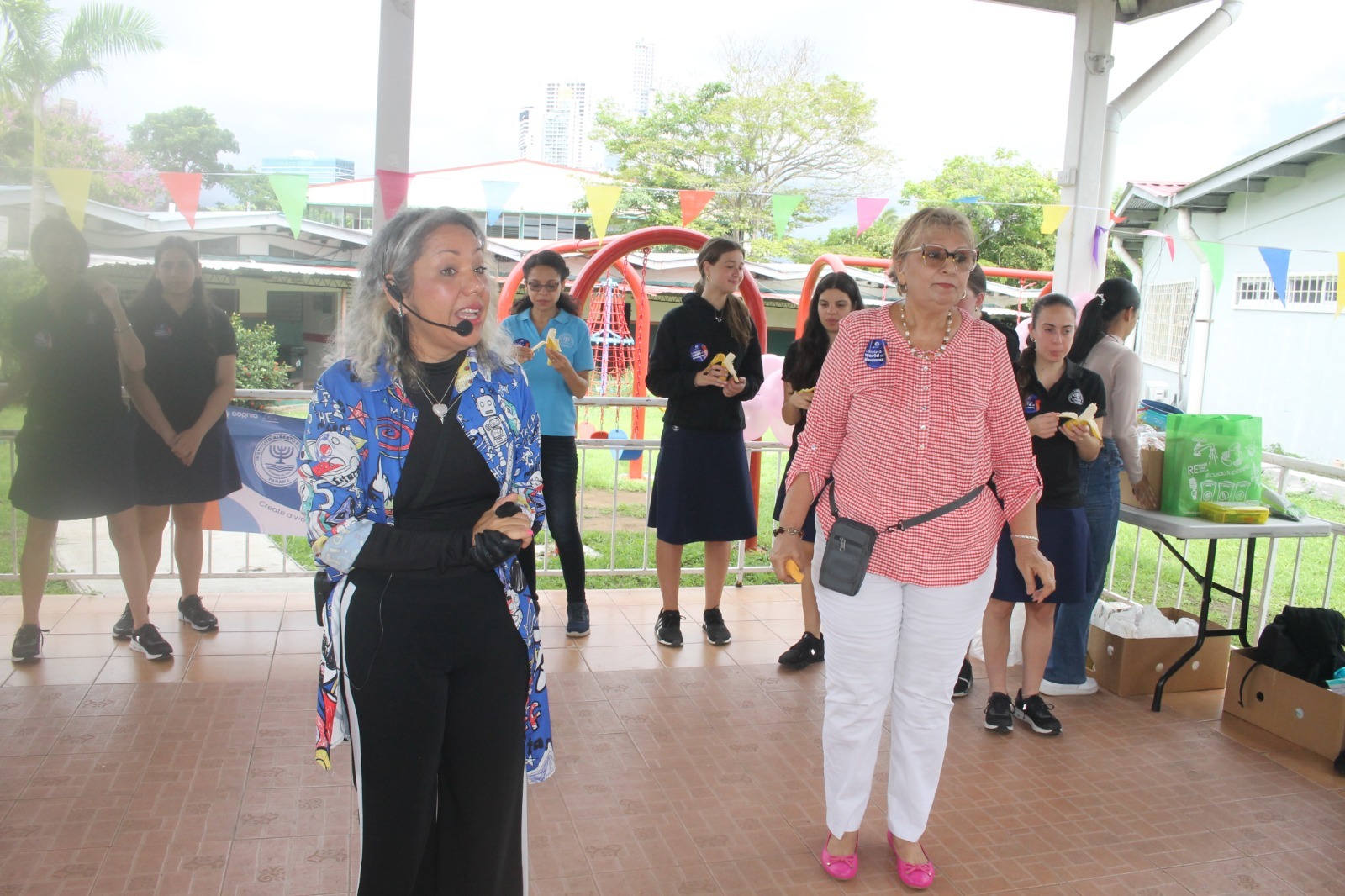 Estudiantes graduandos del Instituto Alberto Einstein realizan labor social en el IPHE