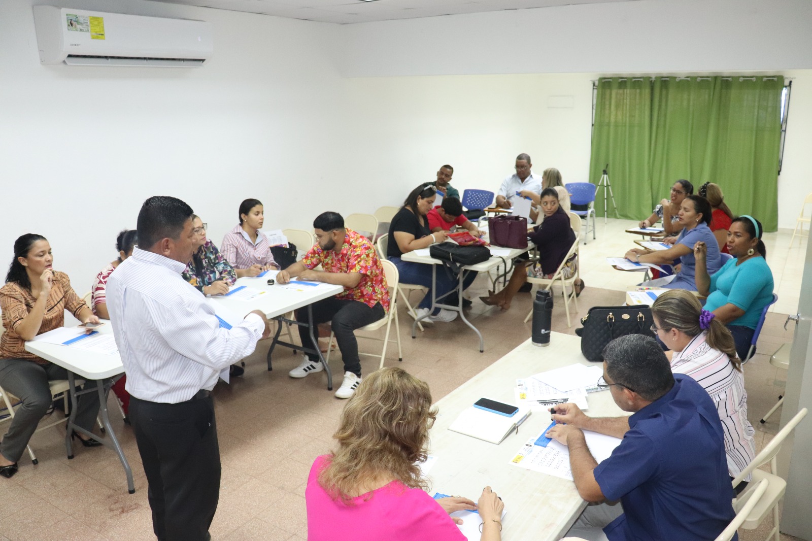 Fortalecen conocimientos de docentes y técnicos durante el receso escolar