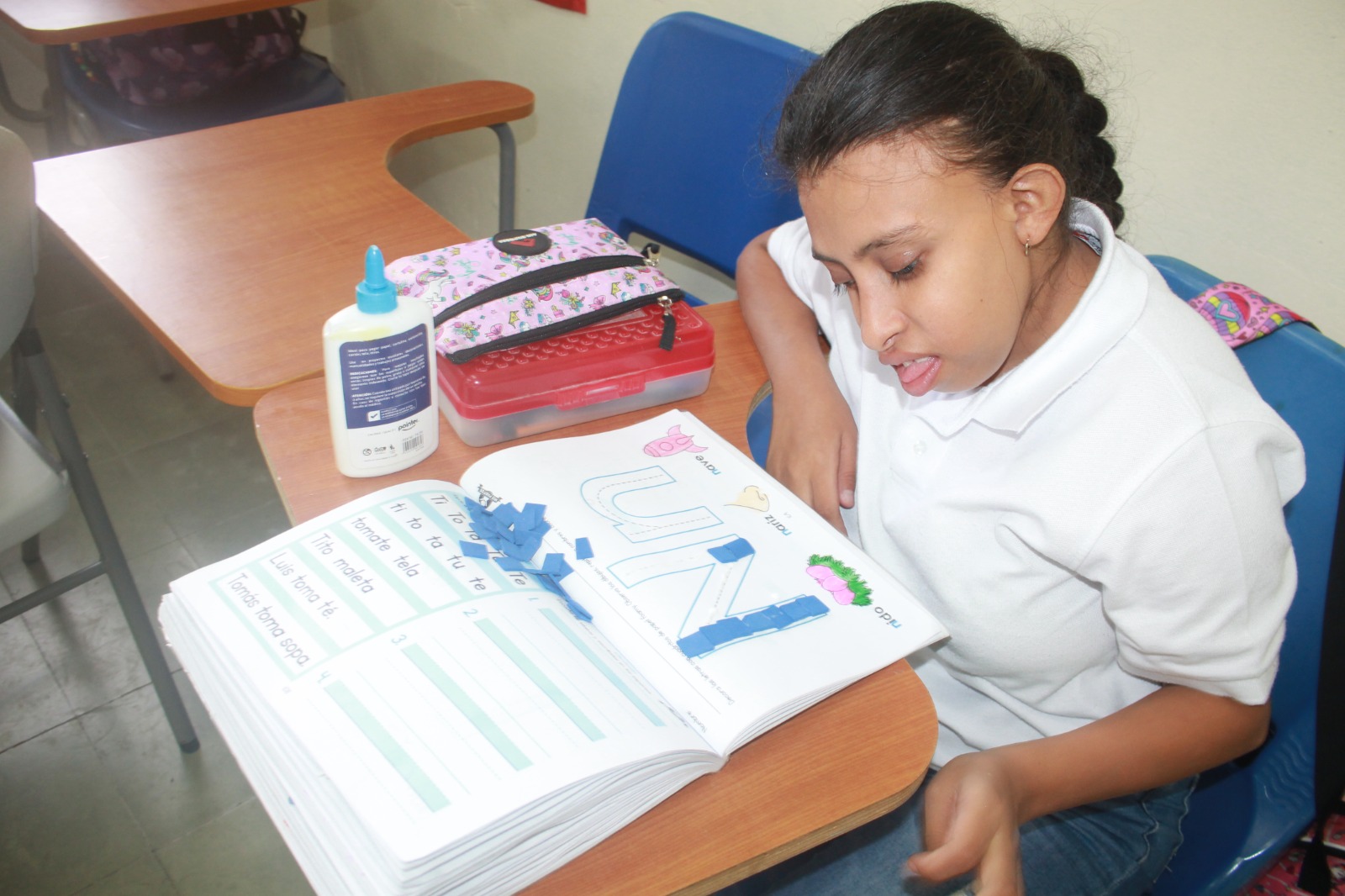 Estudiantes de la Escuela de Ciegos aprenden a reconocer combinaciones alfabéticas