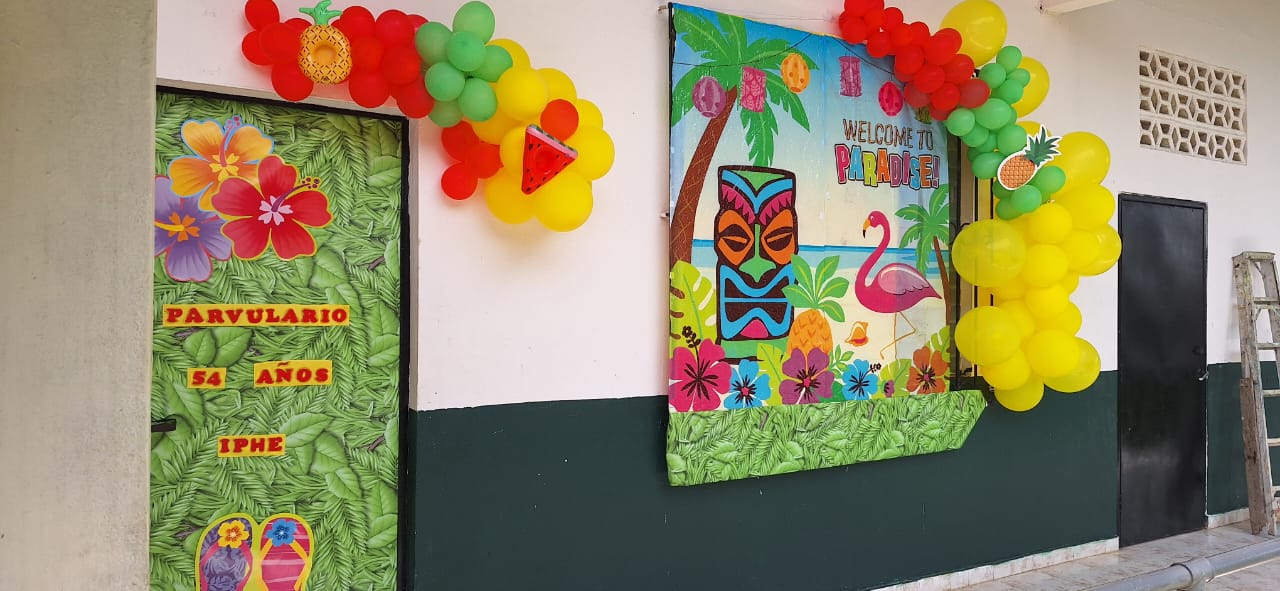 IPHE Antón realiza concurso de decoración de puertas