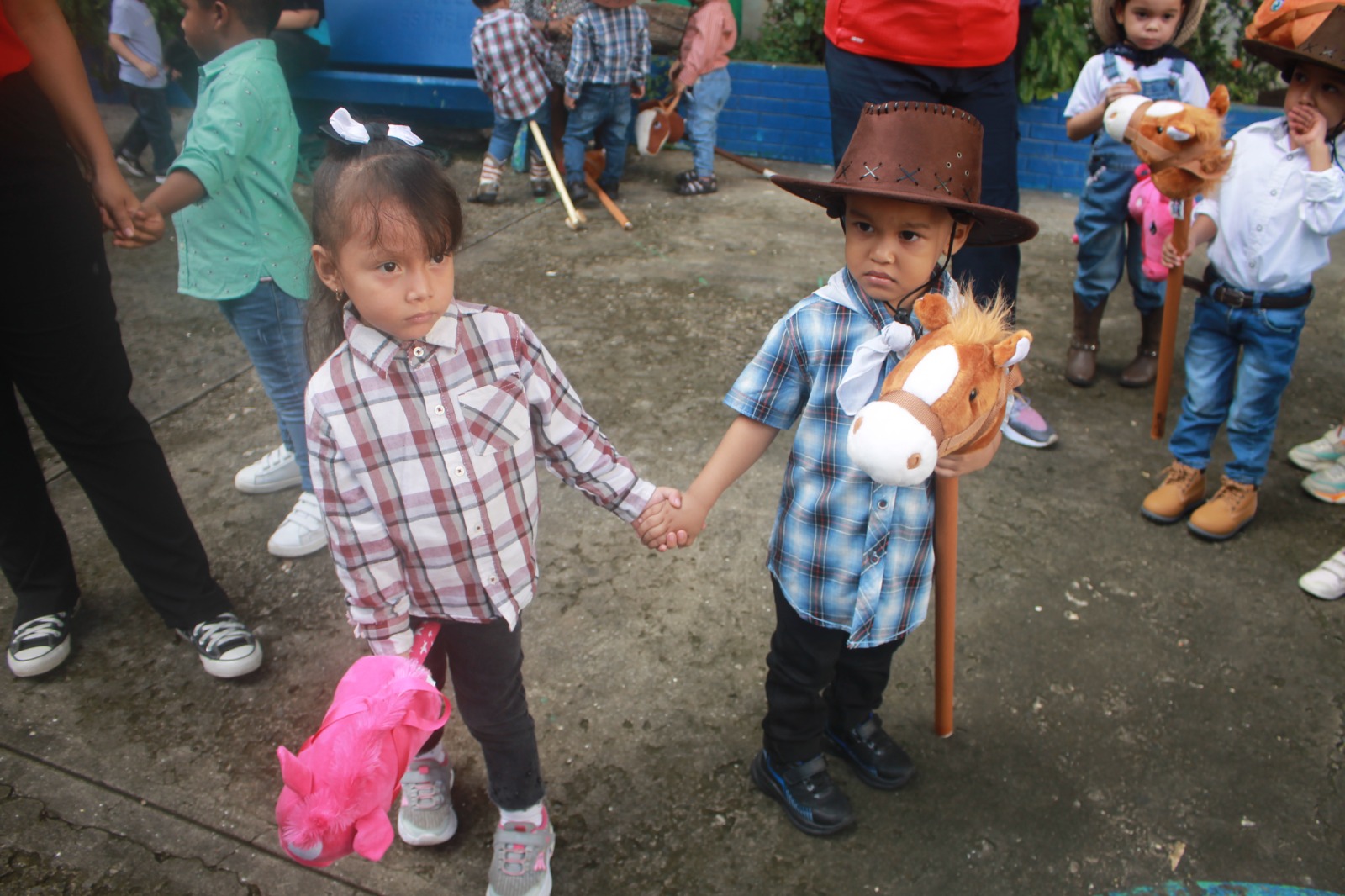 Niños del CAIPI participan de cabalgata