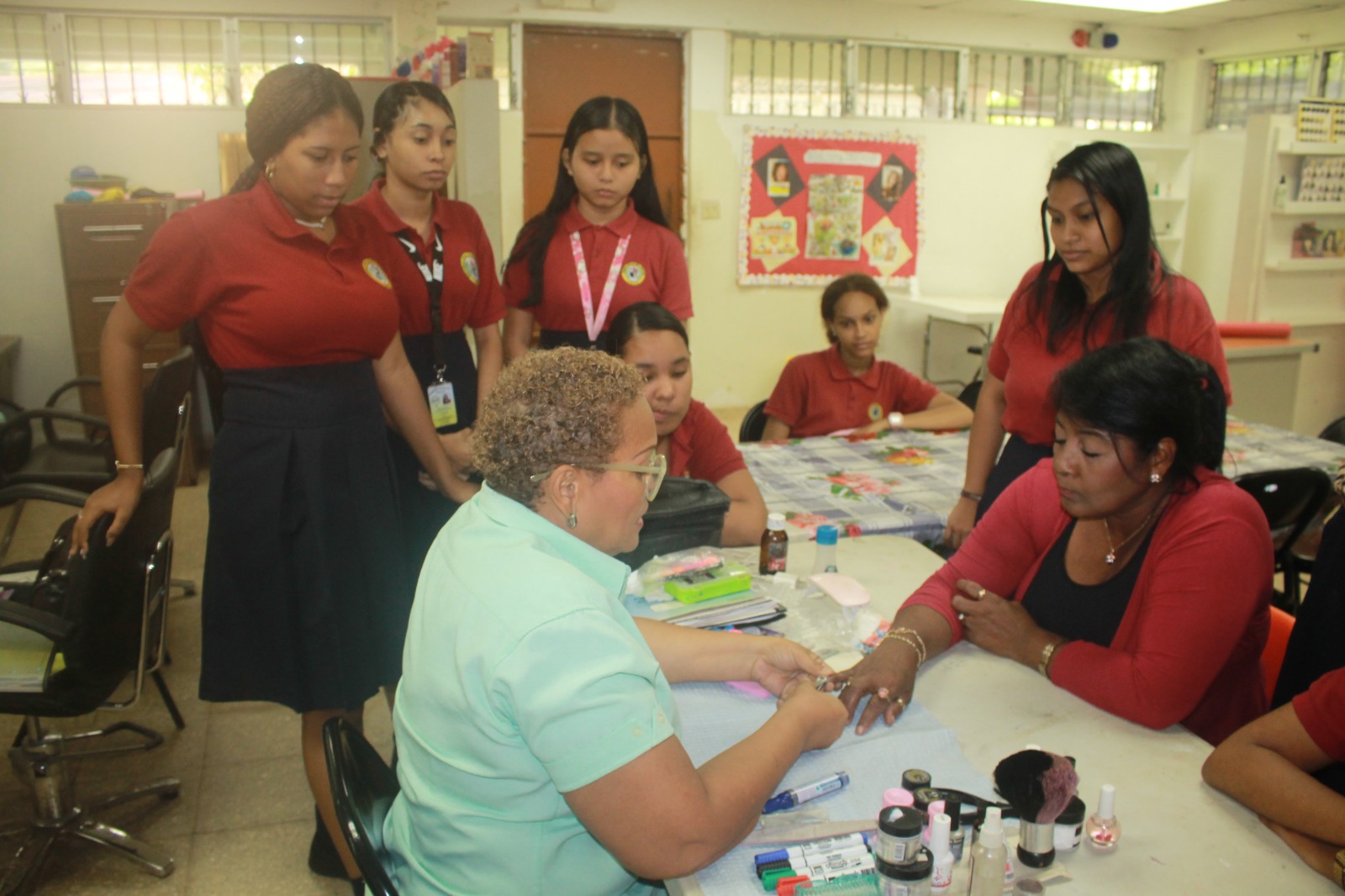 Fortalecen conocimientos de belleza en estudiantes de la EVE
