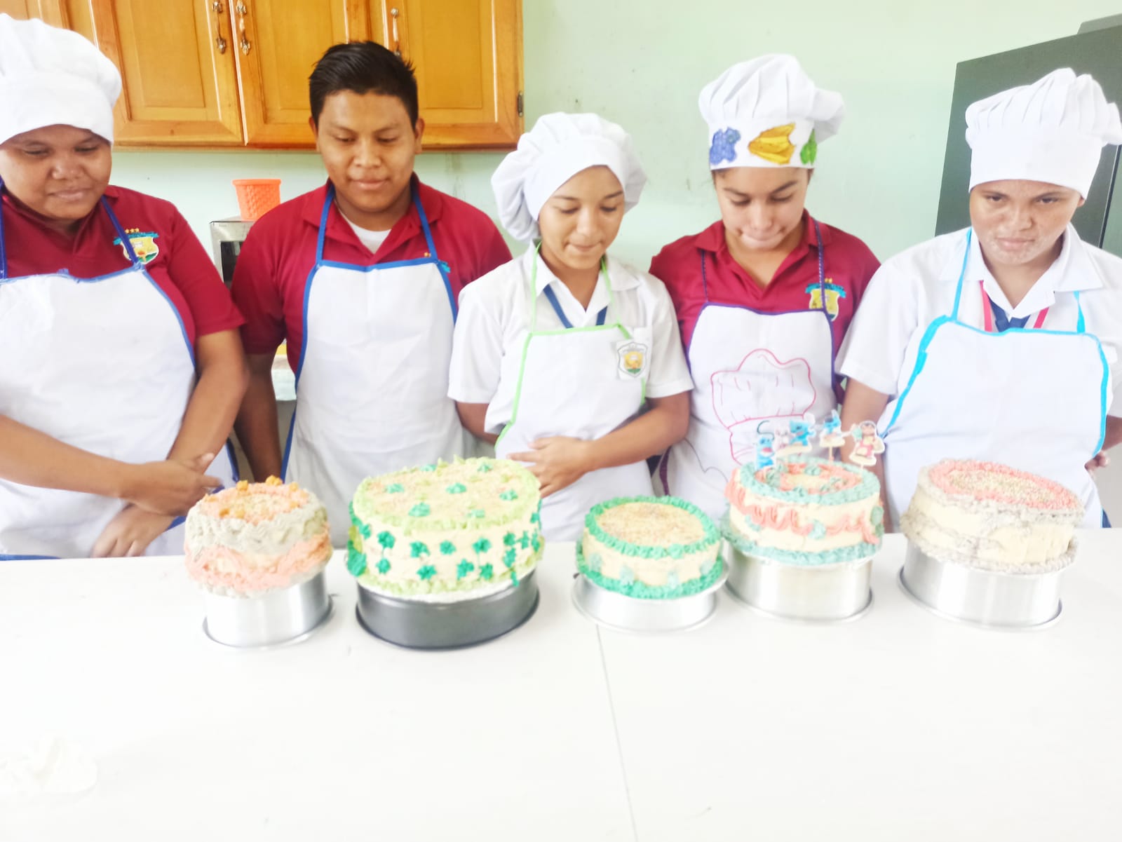 Estudiantes de Bocas del Toro Hacen Dulce de Cumpleaños