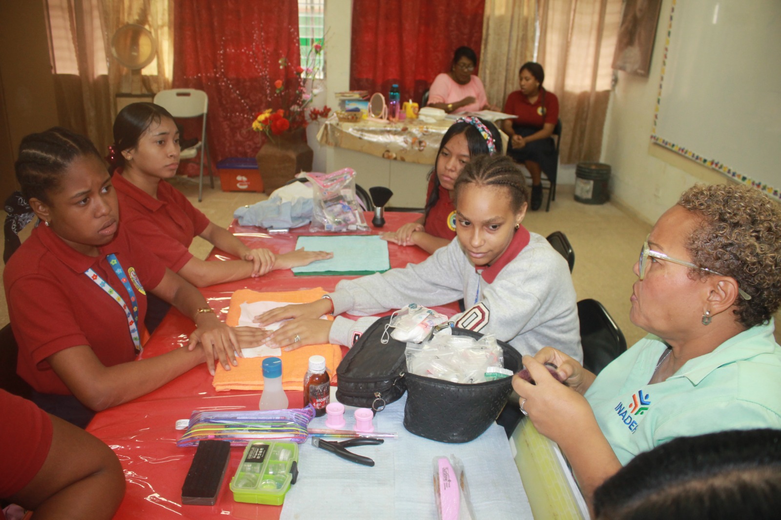 Estudiantes de la EVE Aprenden Técnicas de Manicure y Pedicure