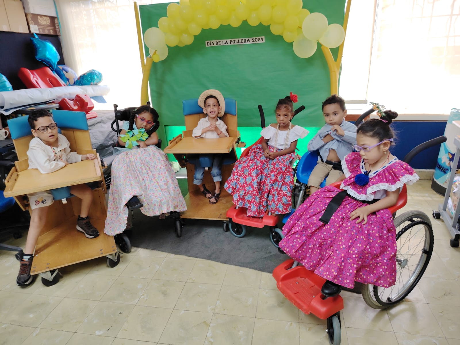 Estudiantes del Programa de Parálisis Cerebral Confeccionan Trípticos de la Pollera y Montuno de Panamá