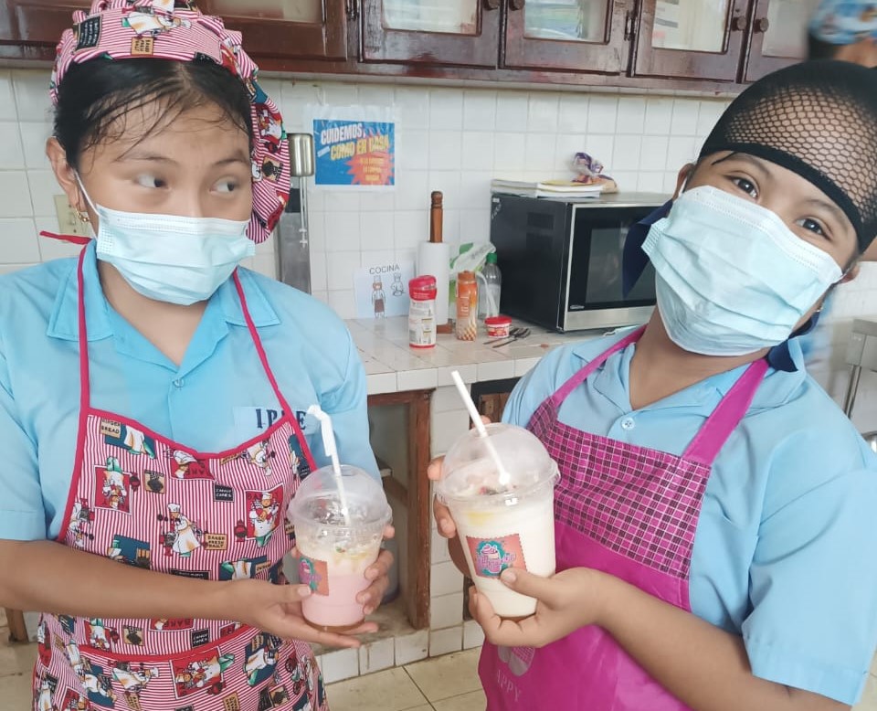 Estudiantes de Antón aprenden técnicas para hacer batidos y etiquetados