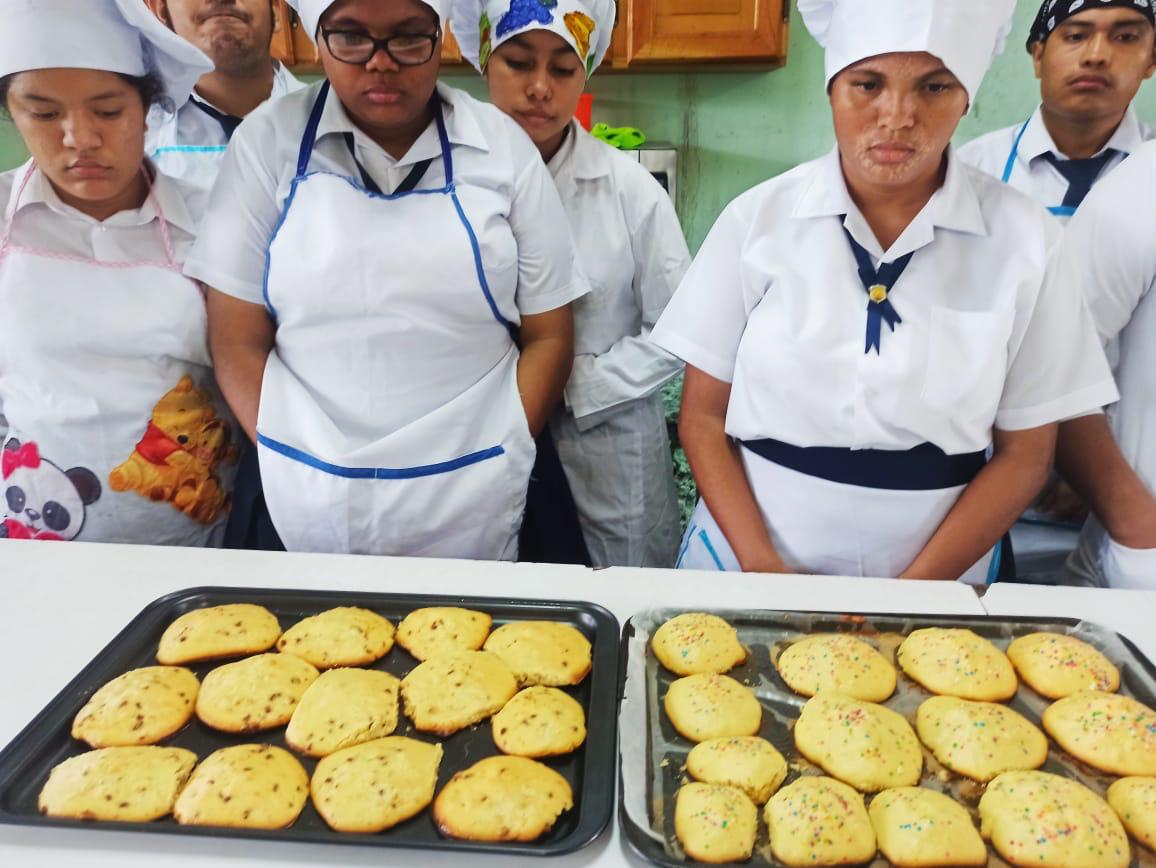 Jóvenes de CTI en Bocas del Toro hacen galletas