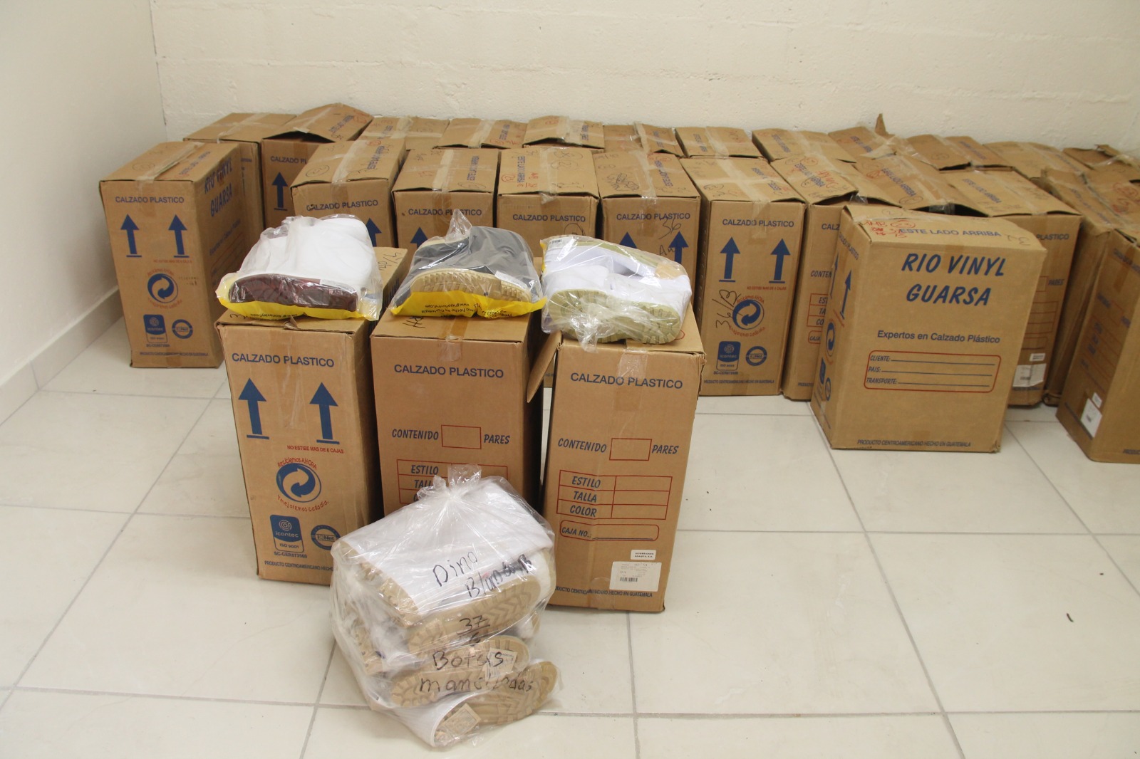 IPHE recibe donación de botas de caucho para estudiantes