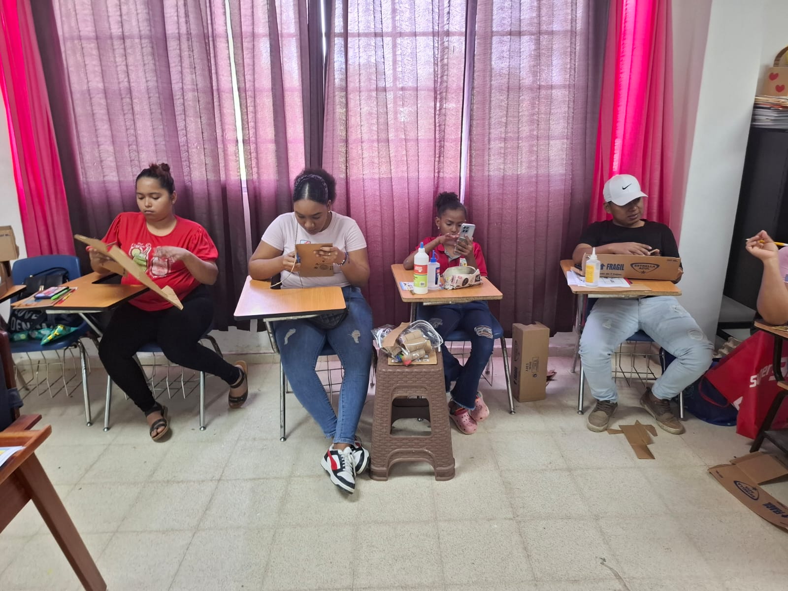 Padres de la escuela La Cabima son capacitados para apoyar a sus hijos en casa
