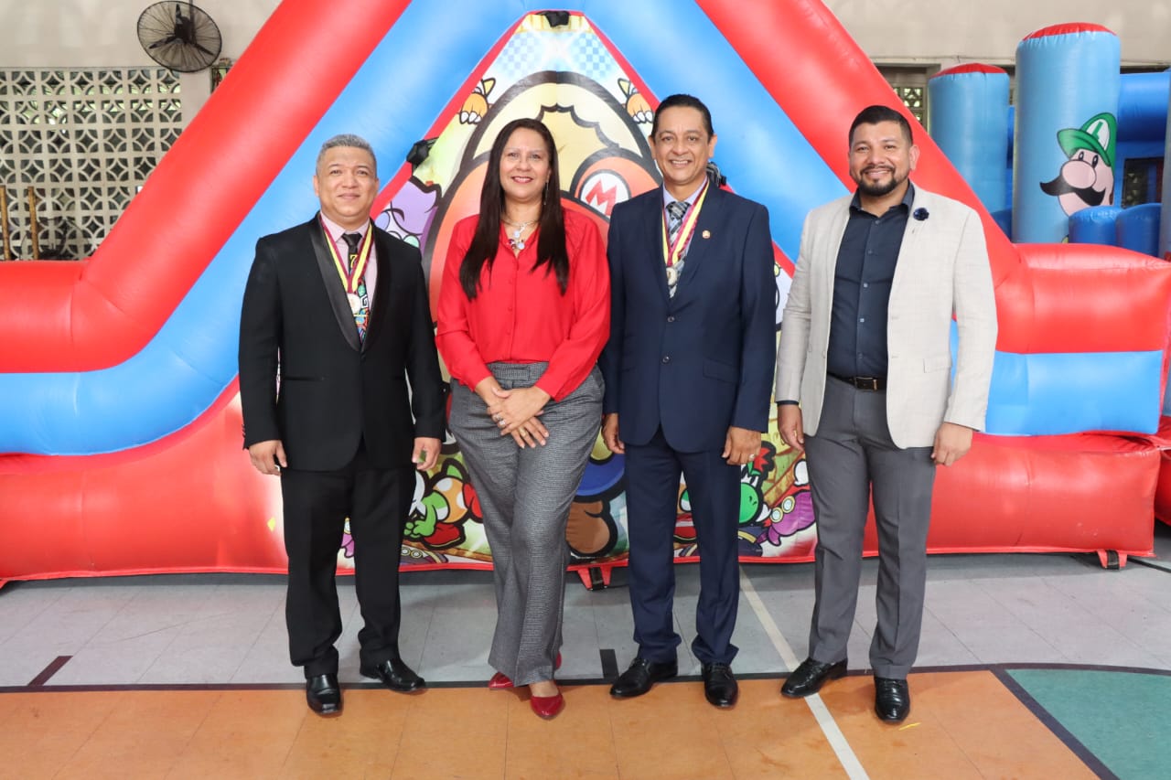 Docentes galardonados con la Orden Manuel José Hurtado visitan sede del IPHE de Betania.