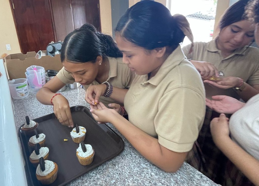 Taller de Postres para Estudiantes de Gastronomía del CEVET: Formación Técnica con Sabor y Emprendimiento.