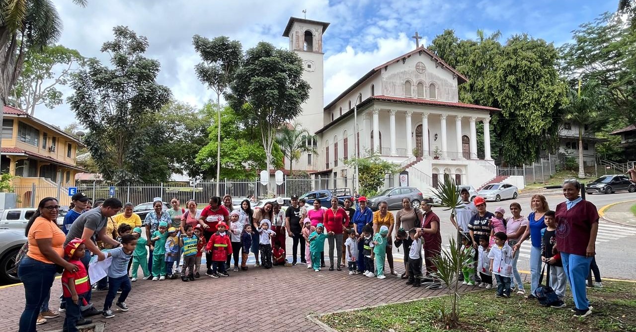 Niños del PEP resaltan y conocer sobre las profesiones