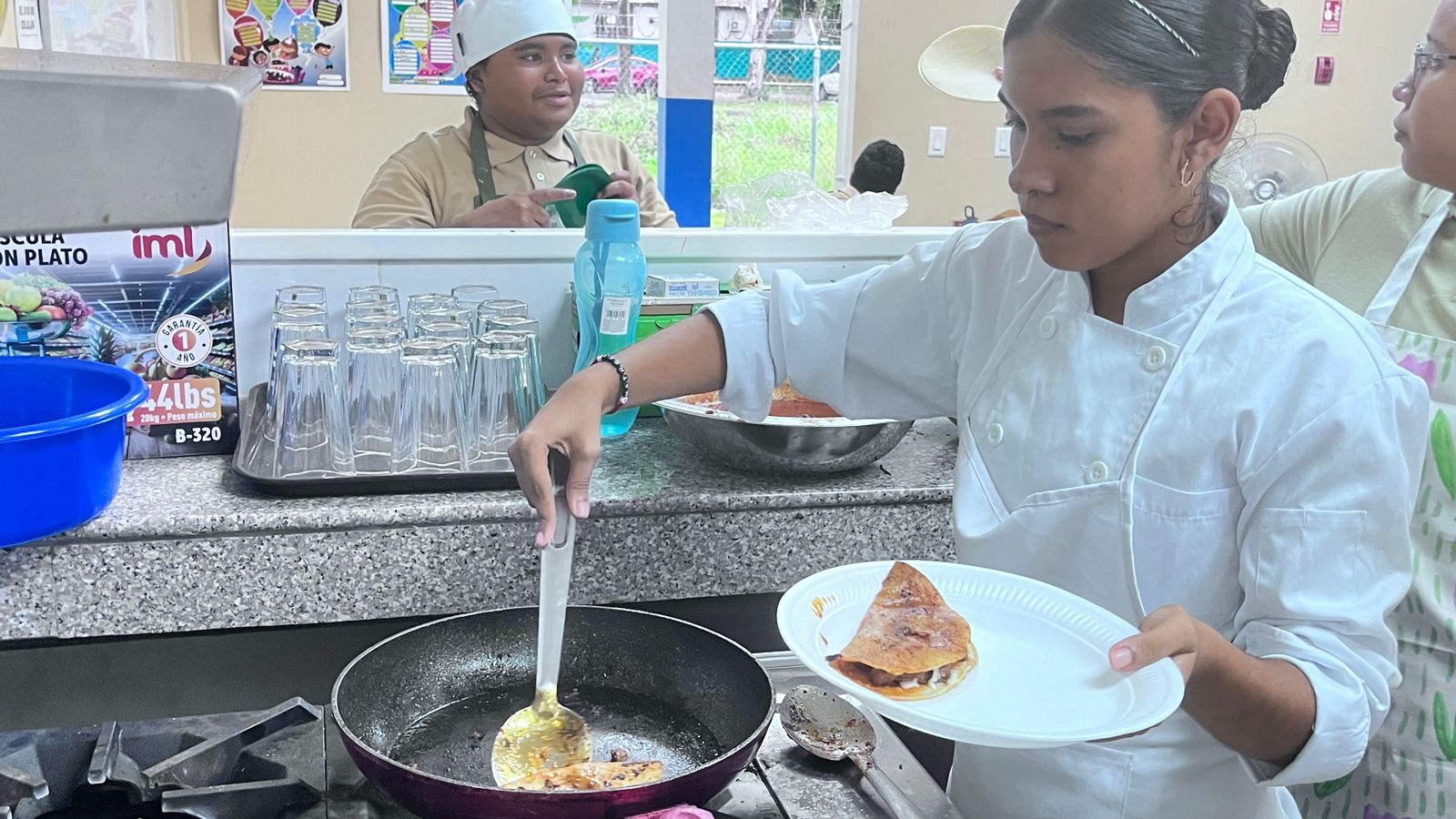 CTI de Gastronomía del CEVET prepara tacos.