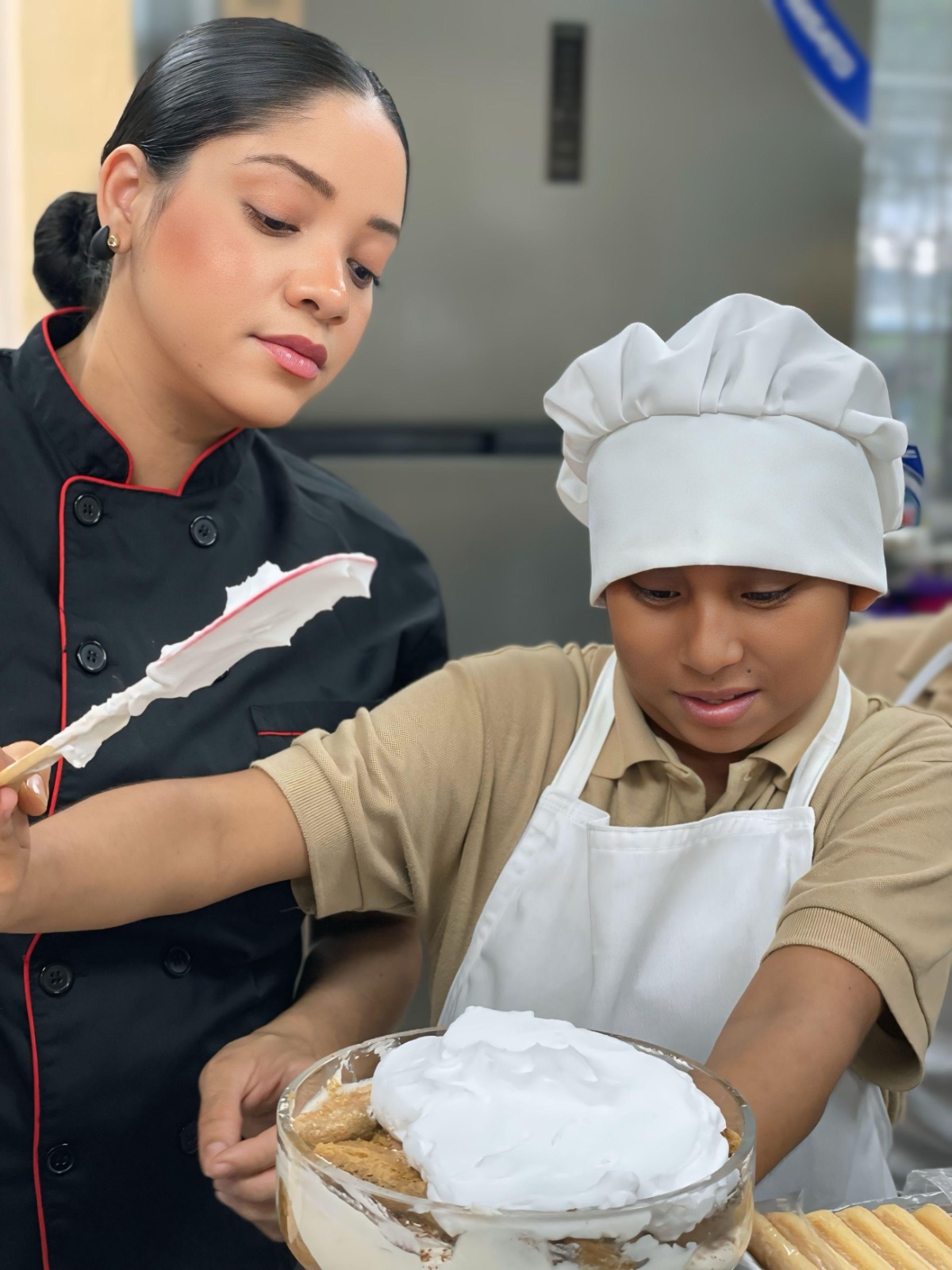 Estudiantes de CTI se destacan en la preparación de repostería