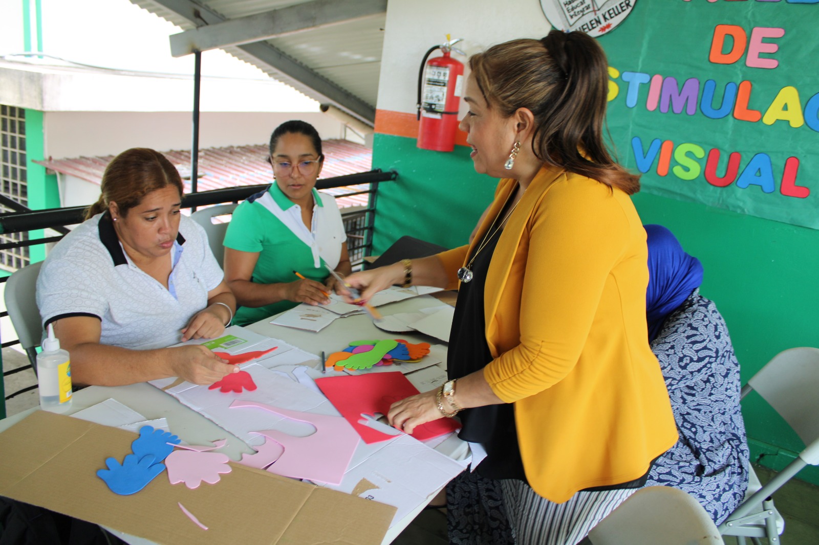 Padres de Escuela de Ciegos aprende a elaborar materiales didácticos