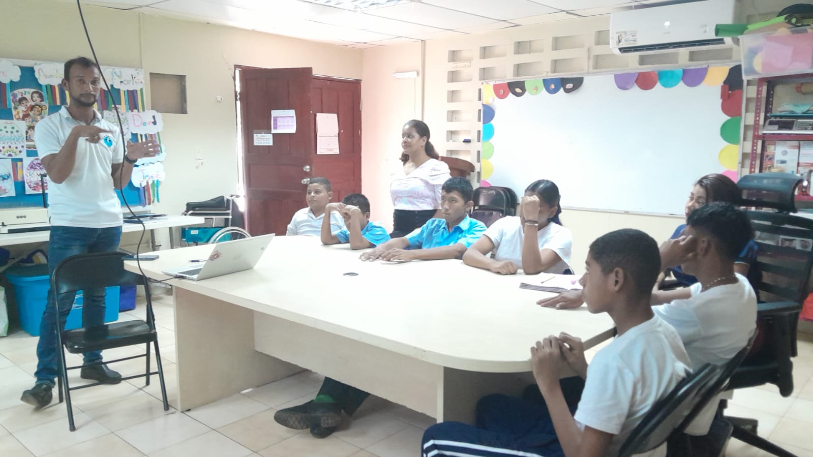 Capacitan a estudiantes de Darién sobre comunicación asertiva.