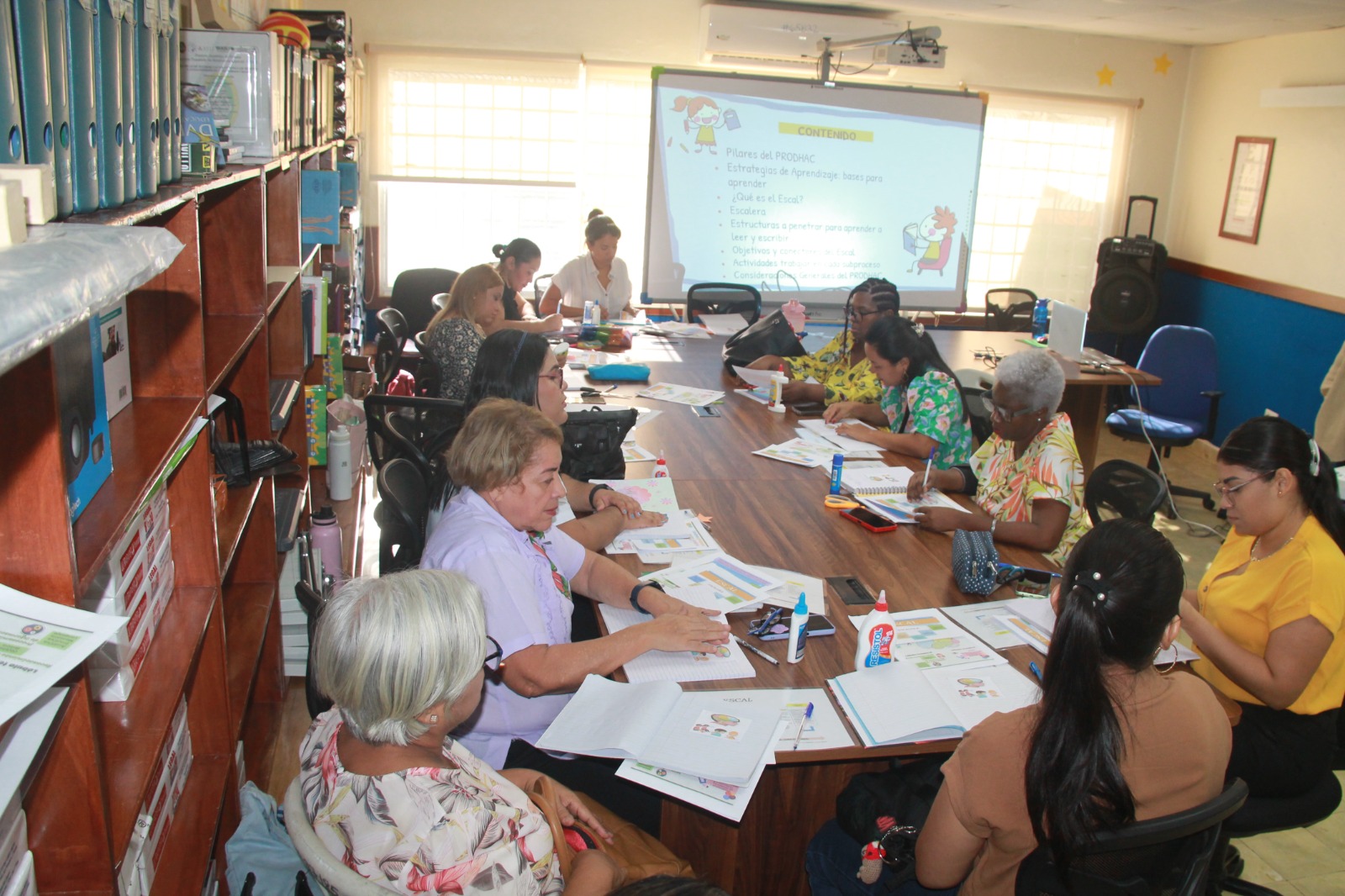 Docentes de la EEE refuerzan conocimientos en el PRODHAC