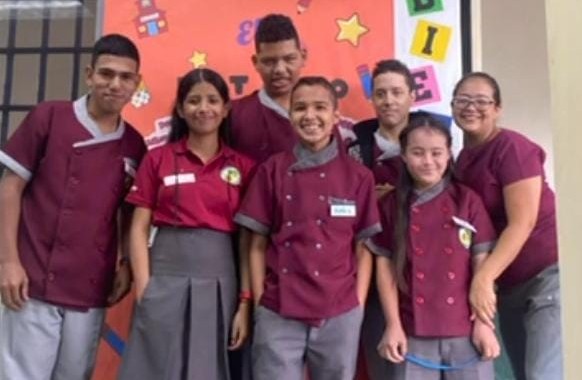 Estudiantes del IPHE de Volcán Deleitan con Demostración Gastronómica