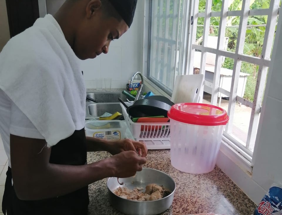 Estudiantes de Chepo elaboran receta de Pie de Pollo en taller de gastronomía