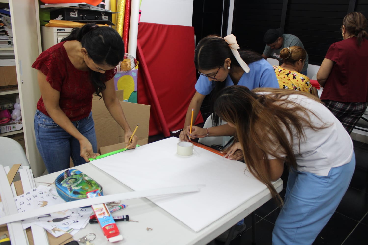 Padres de familia de la Escuela de Ciegos elaboran materiales didácticos