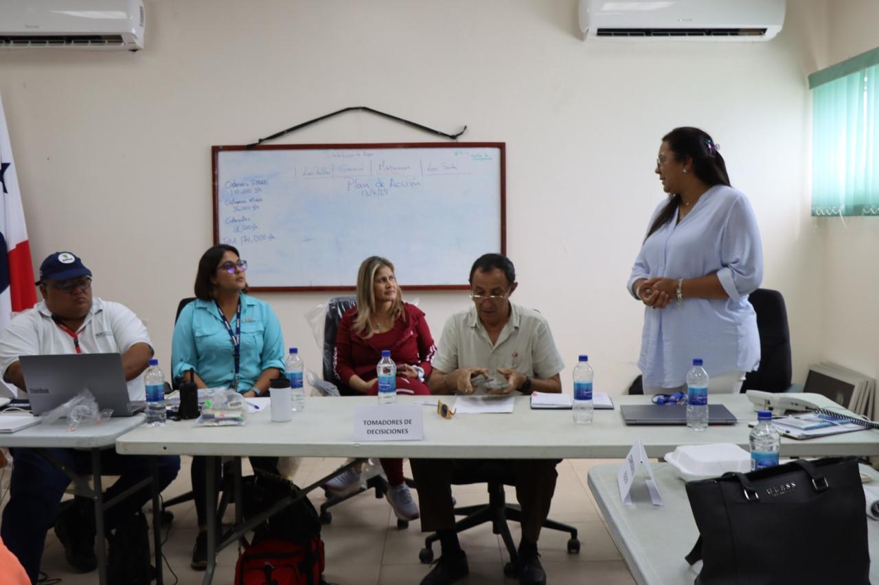 El compromiso no se detiene: directora general del IPHE participa en reunión del COE ante crisis hídrica en Azuero.