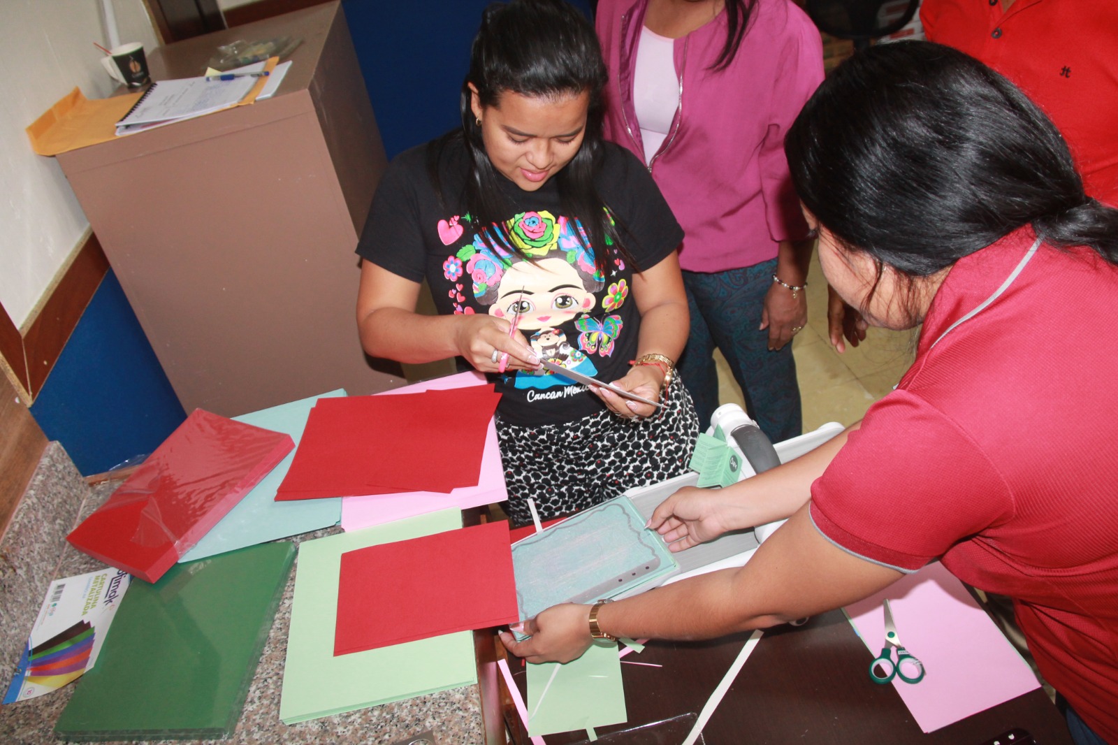 Docentes del Programa de Autismo diseñan y confeccionan materiales didácticos