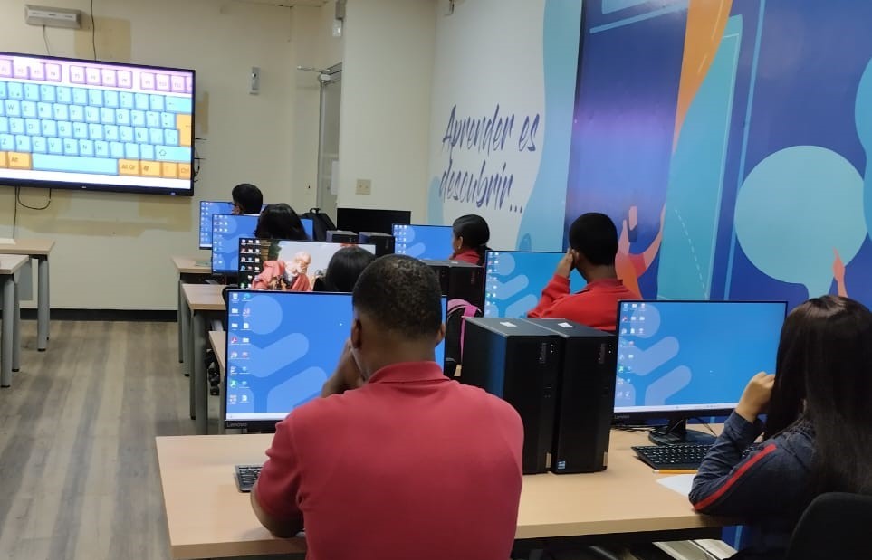 Estudiantes del IPHE inician curso de Ofimática para fortalecer habilidades