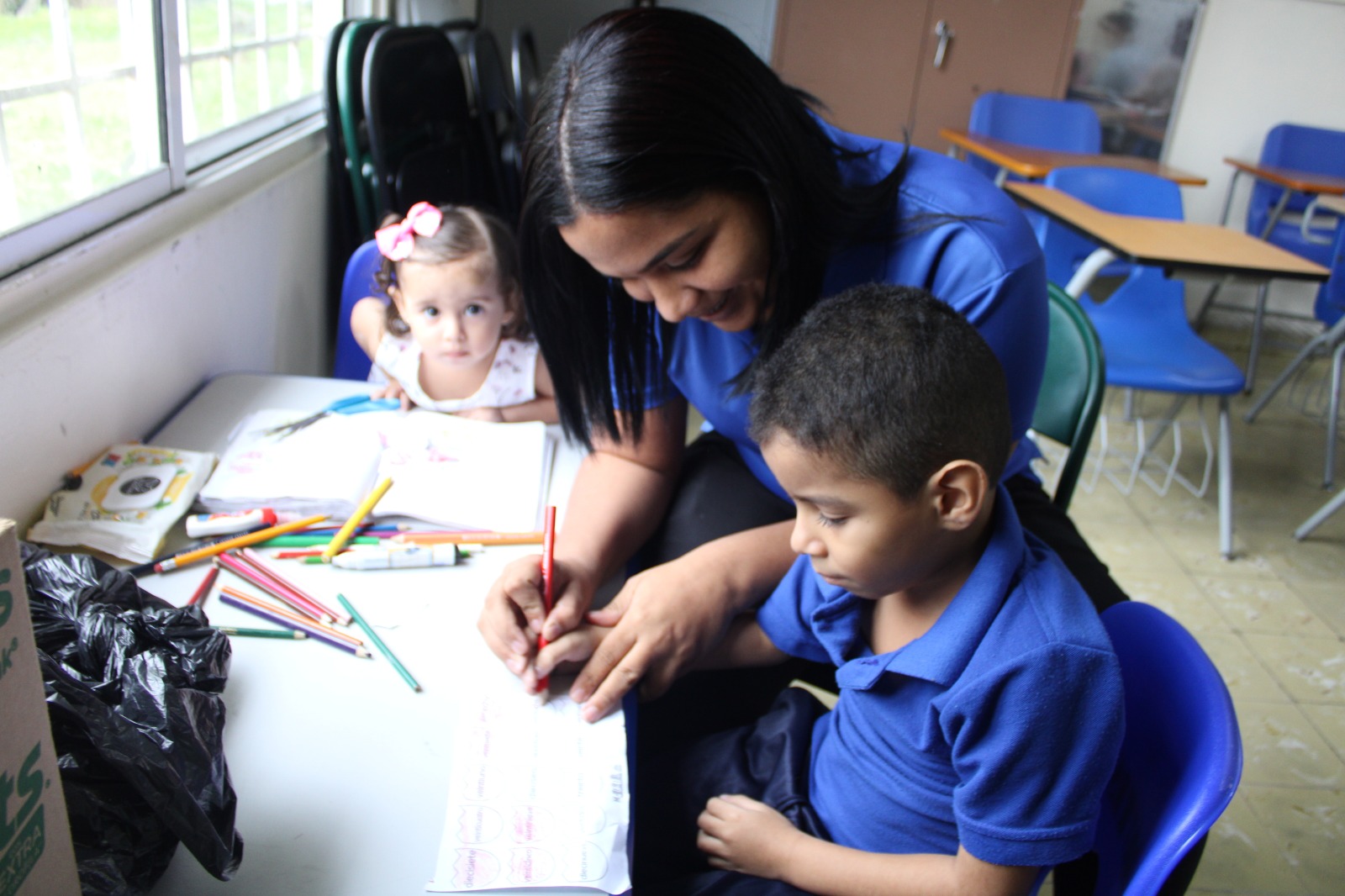 Estudiantes del Programa de Autismo aprenden a relacionar números con palabras