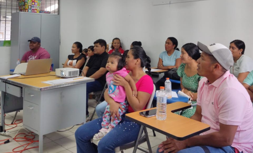 Padres de Penonomé adquieren conocimientos sobre Crianza Positiva