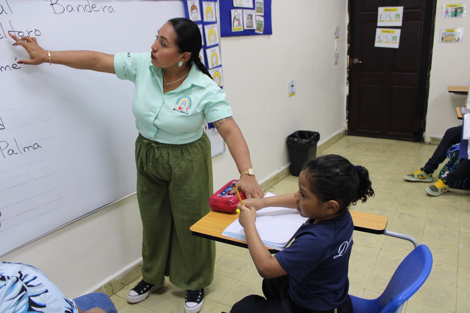 Estudiantes de Autismo del IPHE desarrollan habilidades sociales mediante agenda de la comunicación