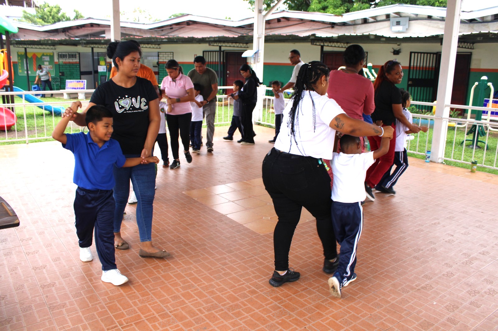 Estudiantes con autismo aprenden dominio corporal a través de la música.