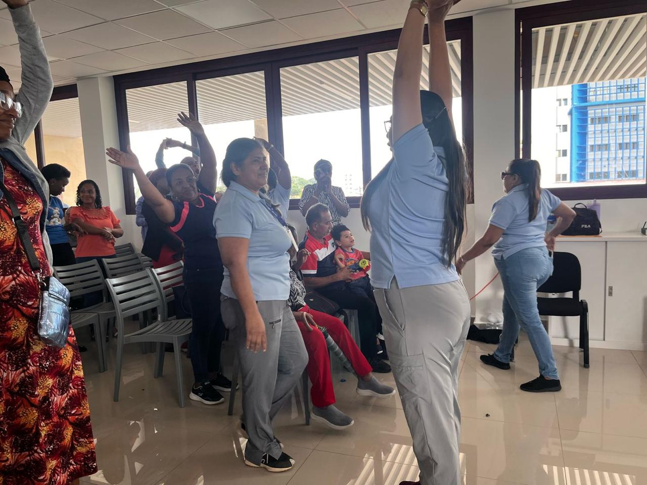 Docentes y padres en Colón aprenden técnicas para manejar el estrés y fomentar la resiliencia.