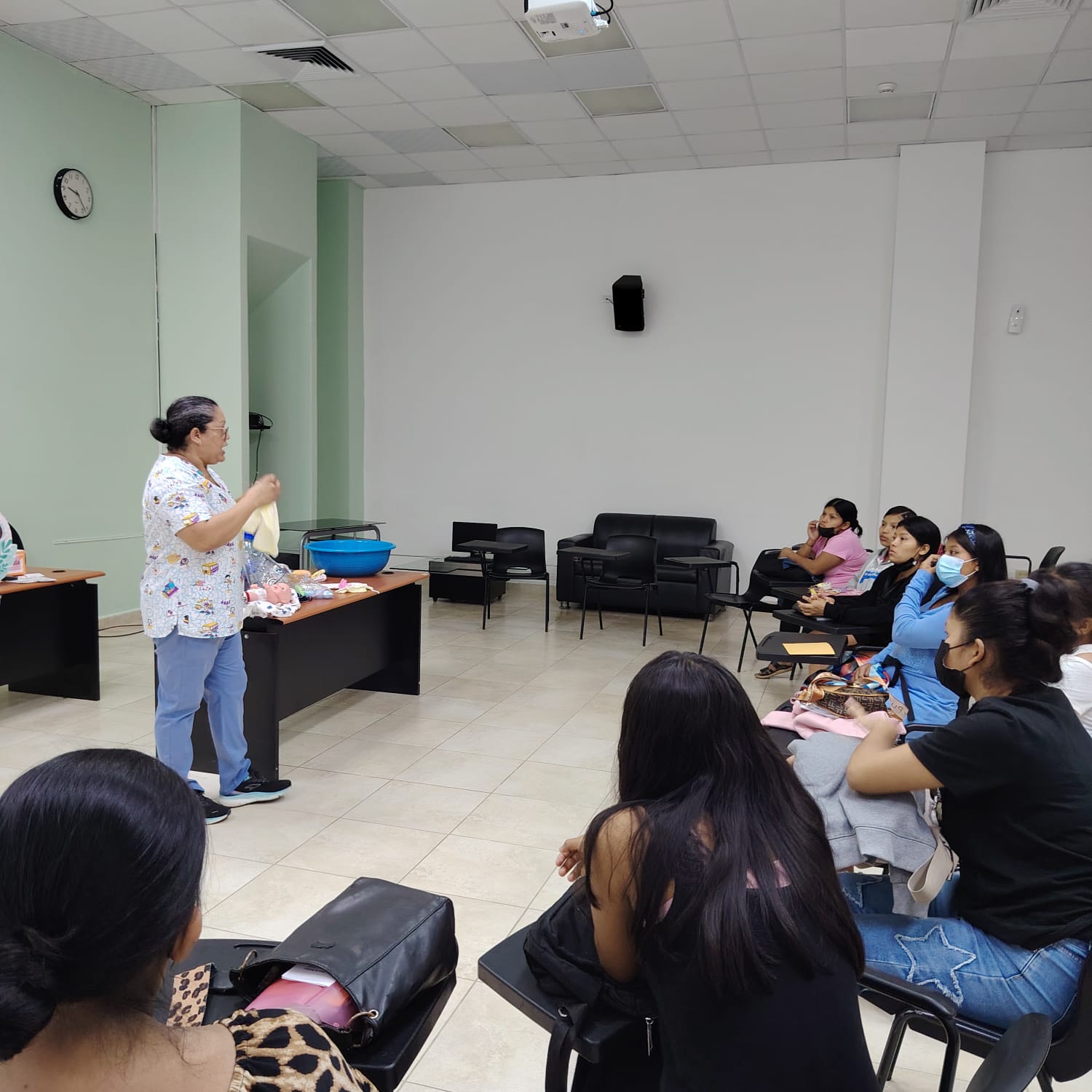 Futuras madres de Bocas del Toro reciben capacitación clave sobre el cuidado del recién nacido.